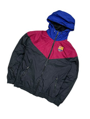 Candy Streetwear FC Barcelona cipzáras kapucnis széldzseki gránátvörös-kék-fekete színben, hivatalos klubcímerrel.