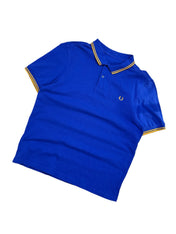 Candy Streetwear kék Fred Perry férfi póló sárga csíkos gallérral és hímzett babérkoszorú logóval, pamut piké anyagból.