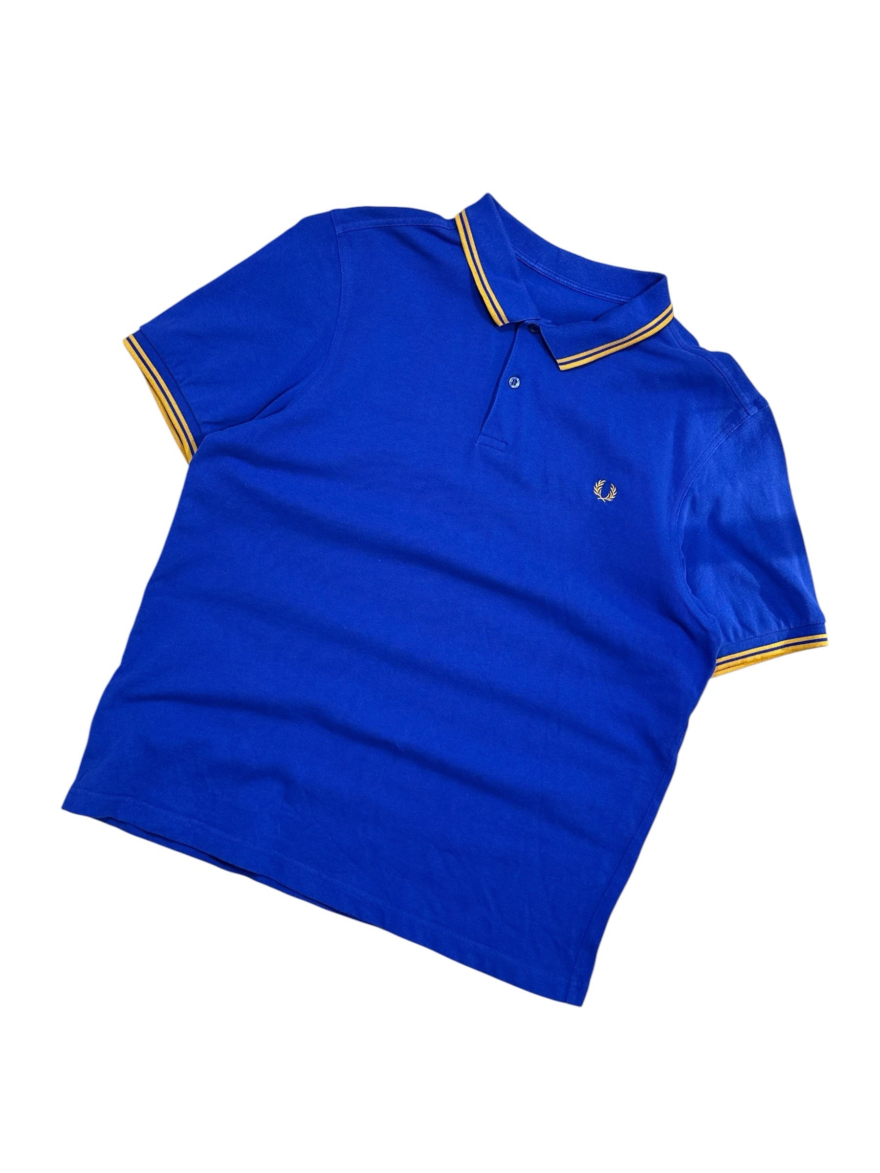 Candy Streetwear kék Fred Perry férfi póló sárga csíkos gallérral és hímzett babérkoszorú logóval, pamut piké anyagból.