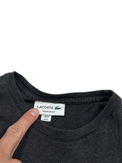 Candy Streetwear sötétszürke melírozott Lacoste pamut póló belső címkéje a Regular Fit felirattal és krokodil logóval