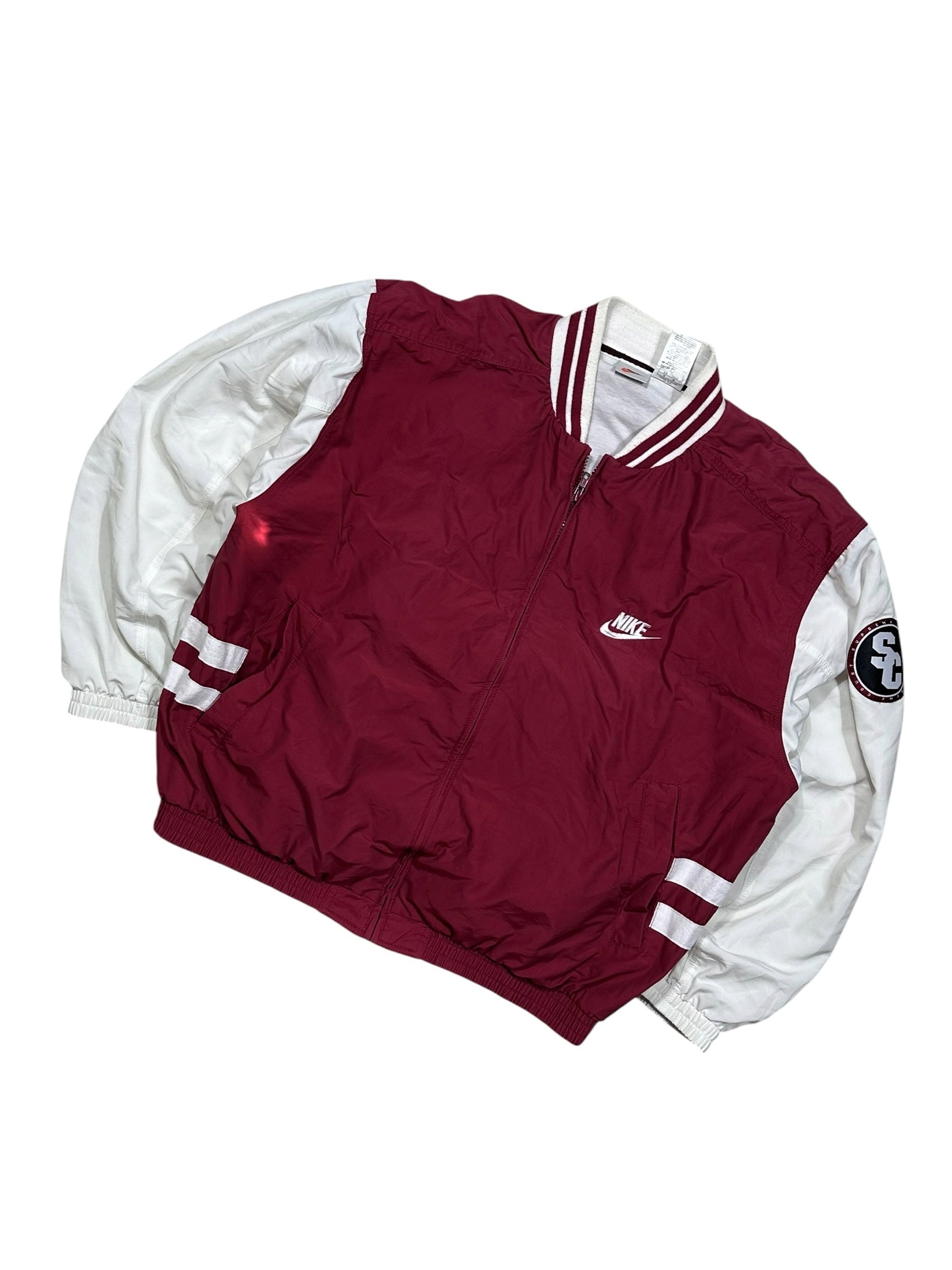 Candy Streetwear bordó-fehér Nike Supreme Court baseball dzseki retró stílusban, bordázott szegélyekkel.