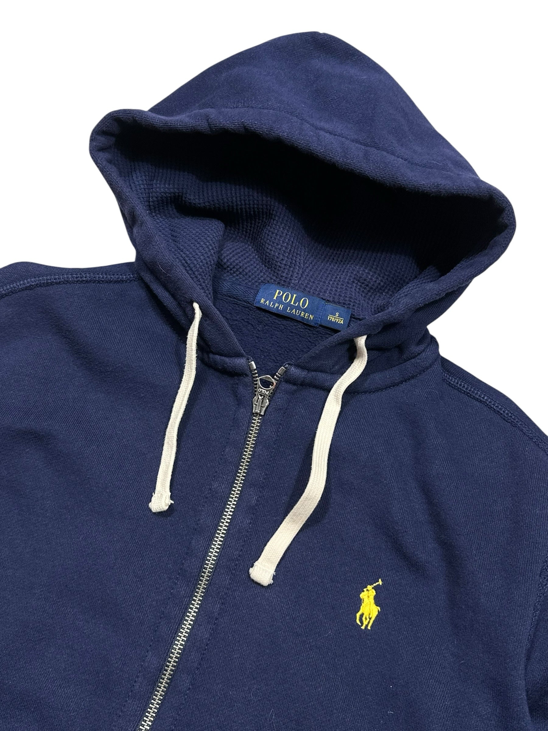 Candy Streetwear sötétkék Polo Ralph Lauren cipzáras kapucnis pulóver sárga hímzett logóval és világos húzózsinórral.