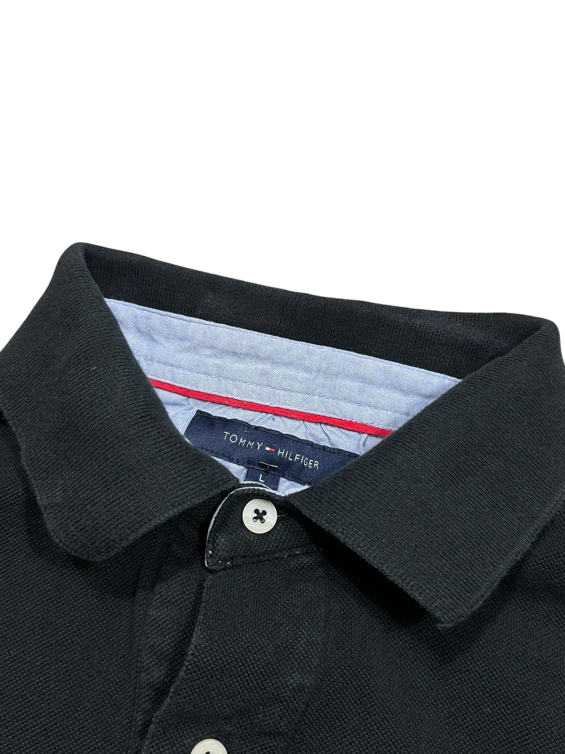 Candy Streetwear Tommy Hilfiger fekete pamut piké pólóing gallérja világoskék belső részlettel és gombokkal