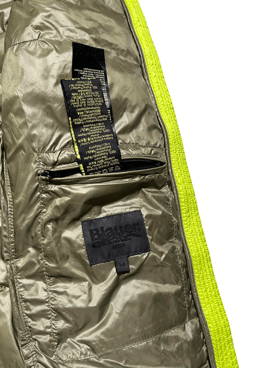 Blauer USA férfi streetwear dzseki belső címkéje, zöld és sárga részletekkel