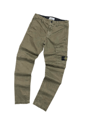 Stone Island olíva zöld cargo nadrág, vintage streetwear stílus, logóval a zseben