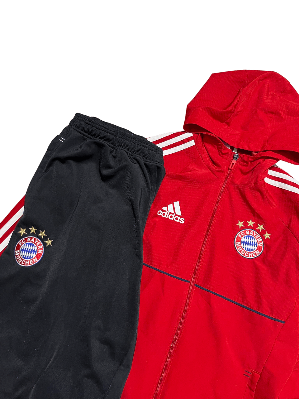 FC Bayern München piros-fekete Adidas melegítő szett hímzett címerrel, kapucnival