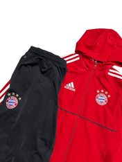 FC Bayern München piros-fekete Adidas melegítő szett hímzett címerrel, kapucnival