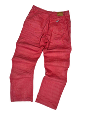 Piros csíkos Armani Jeans vintage farmernadrág hátulnézetben, utcai divat