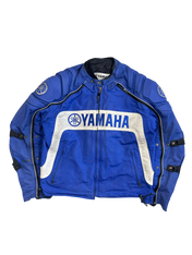Kék Yamaha vintage motoros dzseki, fehér betétekkel és logóval, utcai streetwear stílusban