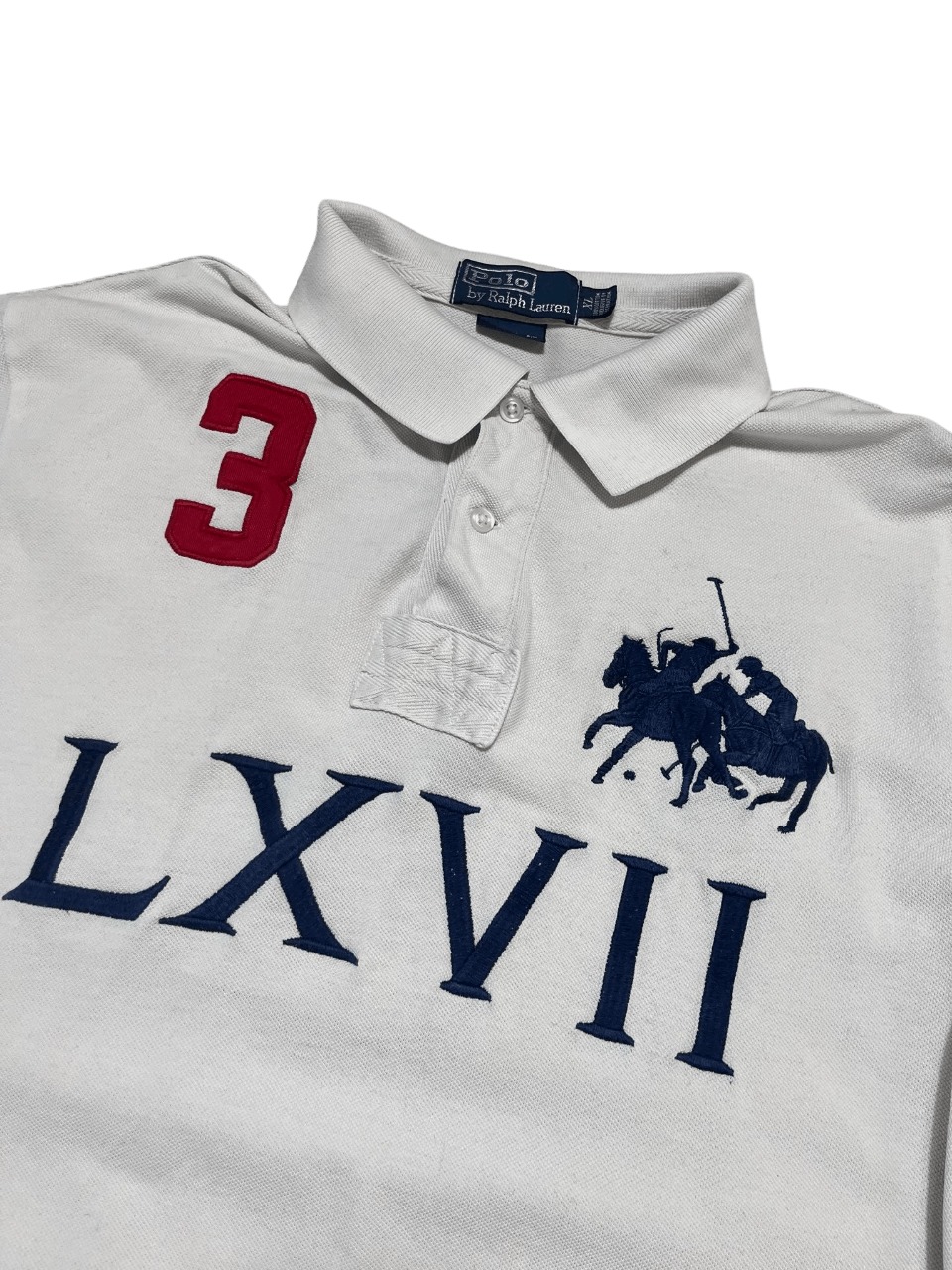 Fehér galléros vintage póló, hímzett lovaspóló mintával, piros 3-as számmal, LXVII felirattal.