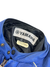 Kék Yamaha vintage streetwear dzseki belső címkéje, fekete bélés, patentos gallér