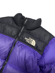 The North Face lila és fekete pufi dzseki, streetwear stílusú kabát cipzárral
