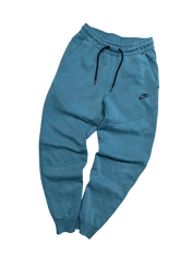 Kék Nike melegítőnadrág, streetwear stílusban, zsebekkel és gumis derékkal.