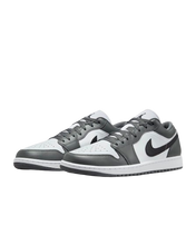 Szürke-fehér alacsony sneaker klasszikus Nike logóval, utcai stílusú design.